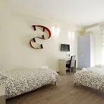 Homesuitehome בית הארחה